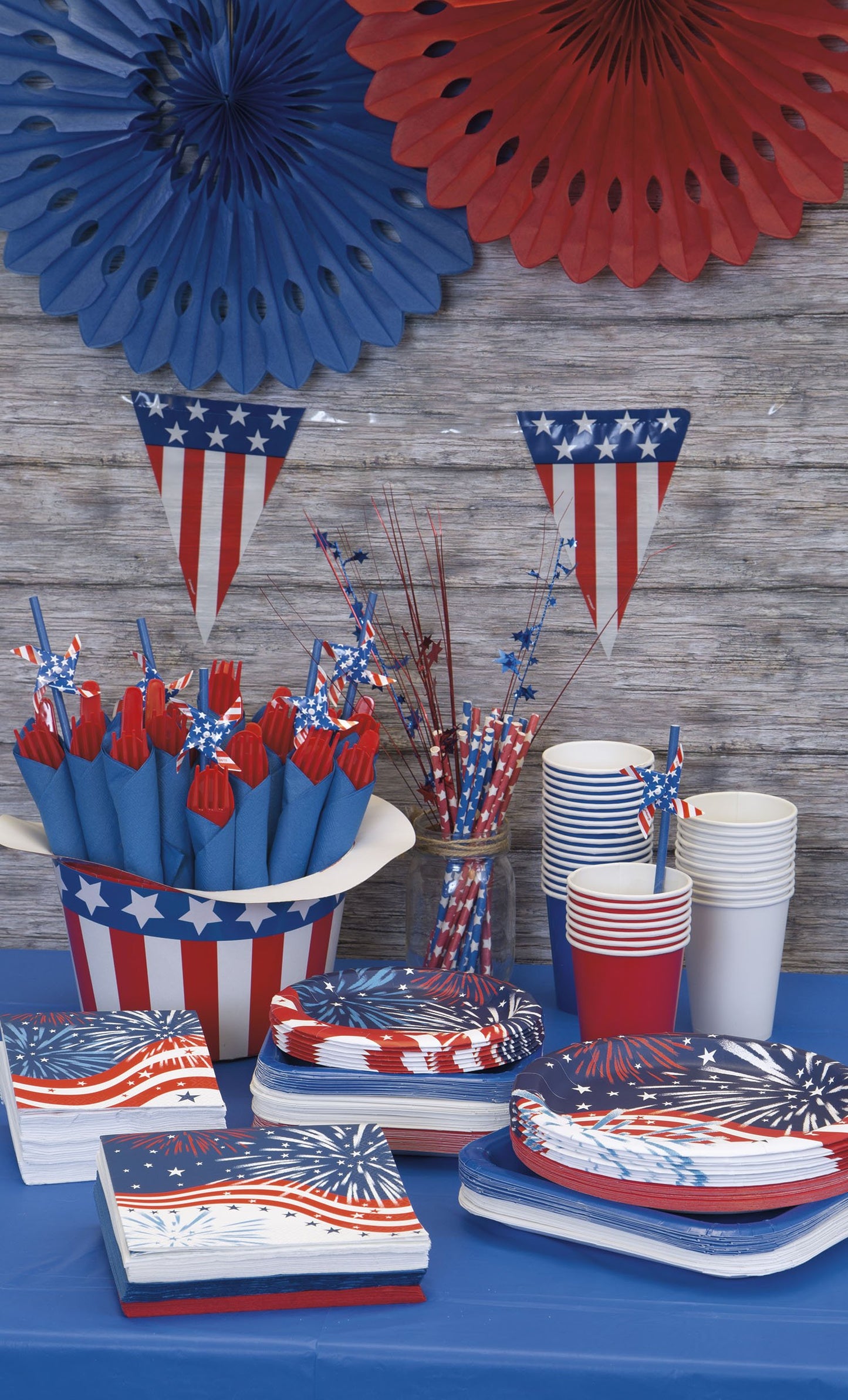 Patriotic Fireworks 4th of July Round 9" Dinner Plates - 8ct